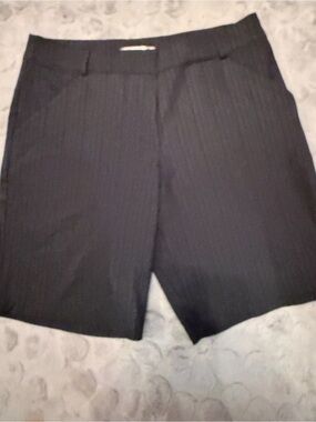 Nike golf Women's size 12 Black Pinstriped golf shorts!